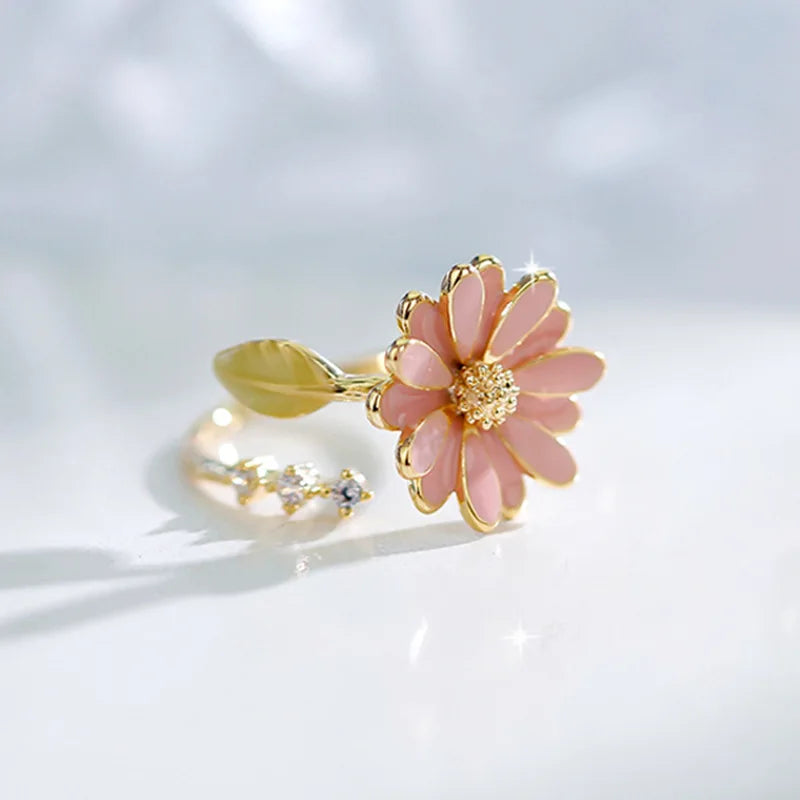 Pierścionek z ładnym kwiatem stokrotki