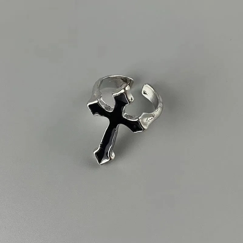 Męski pierścień z czarnym krzyżem ze srebra