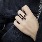 Męski pierścień z czarnym krzyżem ze srebra