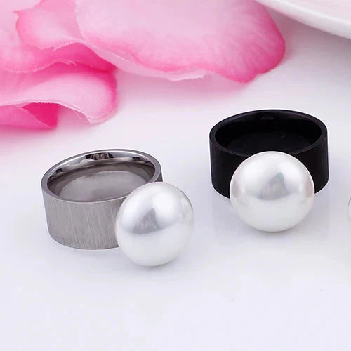 Pierścionek w stylu retro z białą perłą czarny