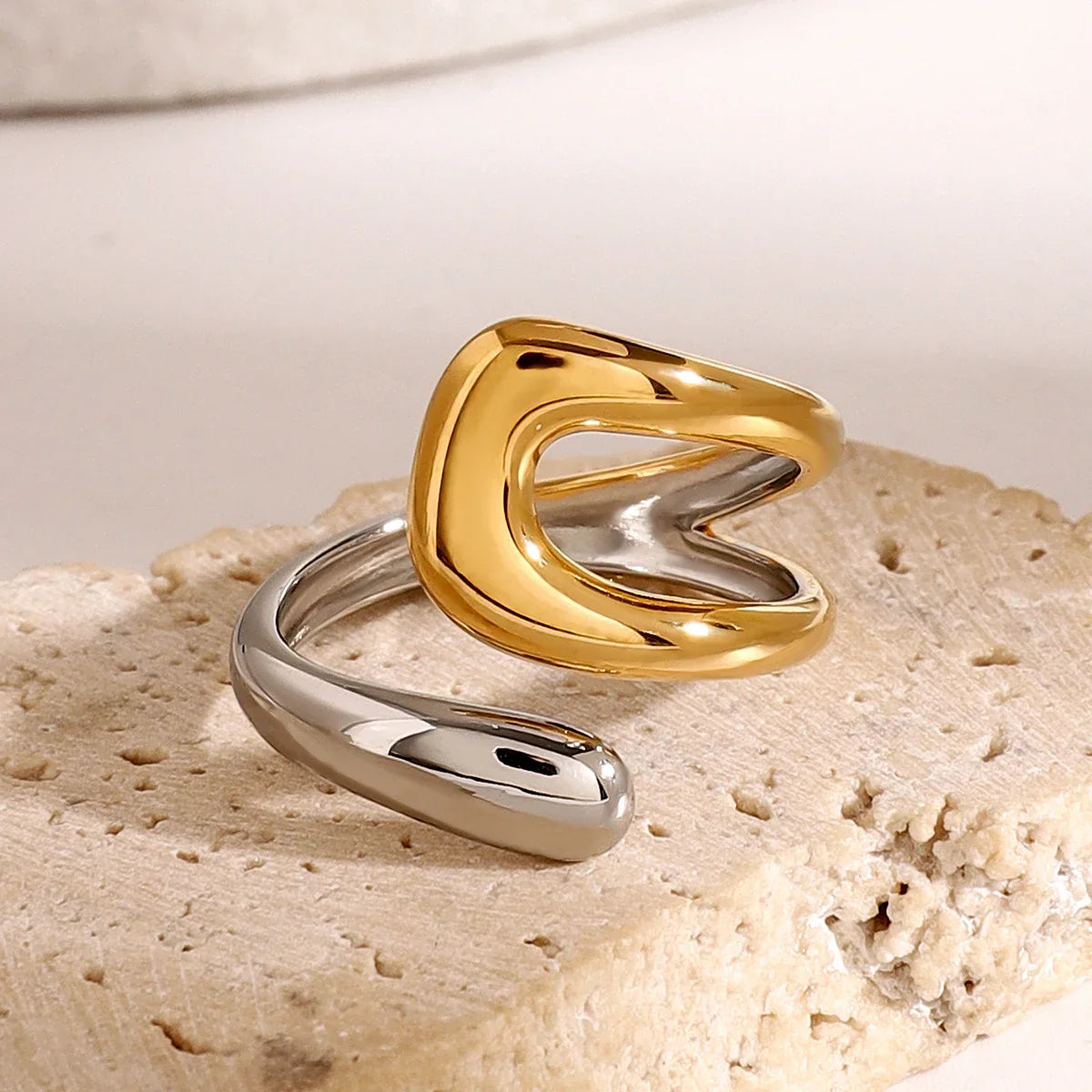 Pierścionek złocony i posrebrzany, pierścień z pustą kroplą wody