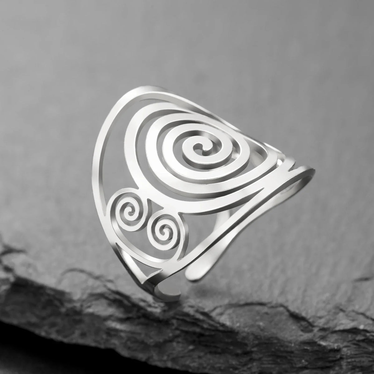 Szeroki spiralny pierścionek damski w kolorze srebrnym