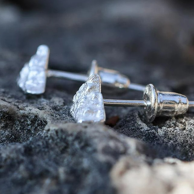 Kolczyki sztyfty Góry Srebrne


Materiał: stal


Kolory: srebrny


Rozmiar: 1 cm średnicy (zobacz obraz)


Gwarantowane bez alergenów, odpowiednie dla mężczyzn, kobiet, chłopców i dziewcząt


Produkt bardzo starannie wykonany