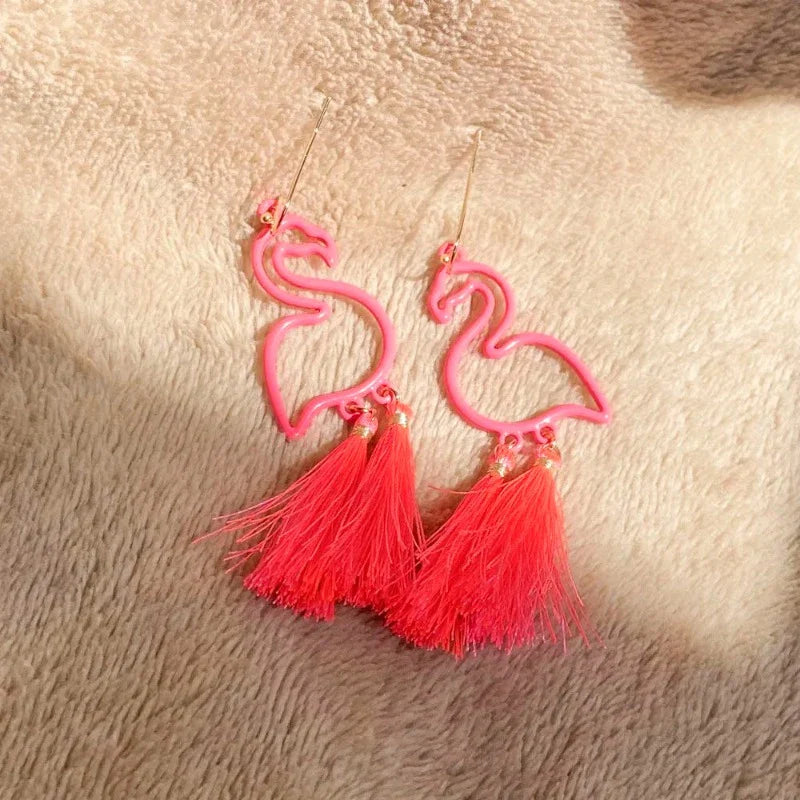 Kolczyki z różowymi flamingami i piórkami