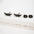 Minimalistyczne kolczyki skrzydła anioła w kolorze czarnym