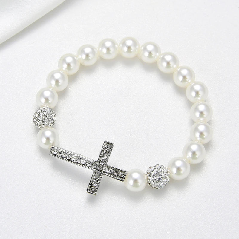 Bransoletka z białymi perłami i krzyżem