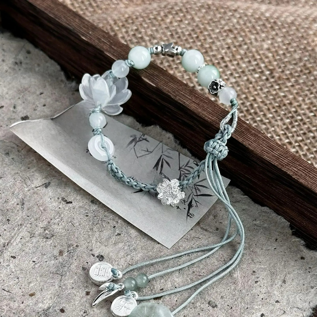 Bransoletka z liny z koralikami i kwiatem lotosu
