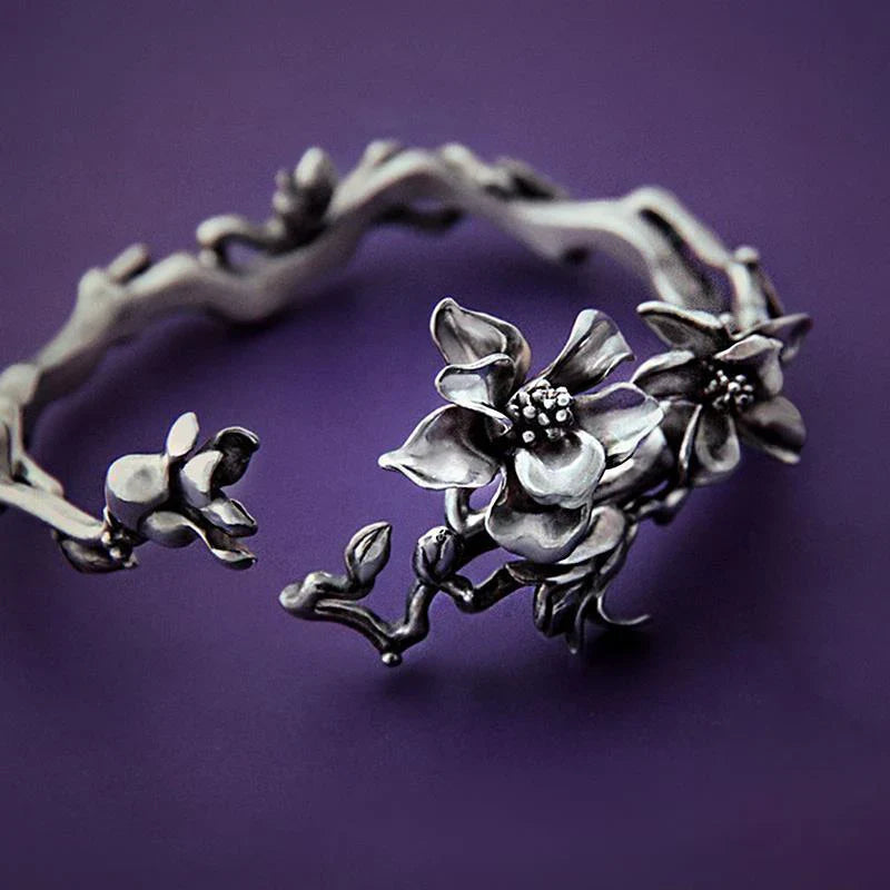 Bransoletka z kwiatami magnolii