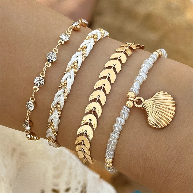 Białe bransoletki w stylu boho