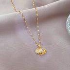 Naszyjnik z zawieszką muszli muszla Świętego Jakuba z cyrkoniami i perłą