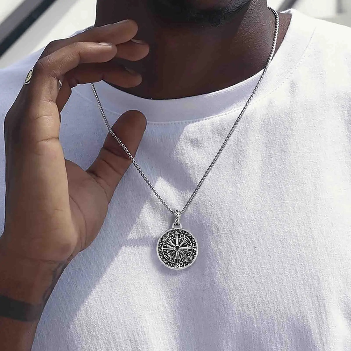 Naszyjnik z wisiorkiem kompasu morskiego Róża Wiatrów