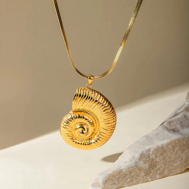 Naszyjnik z zawieszką muszli spiralnej