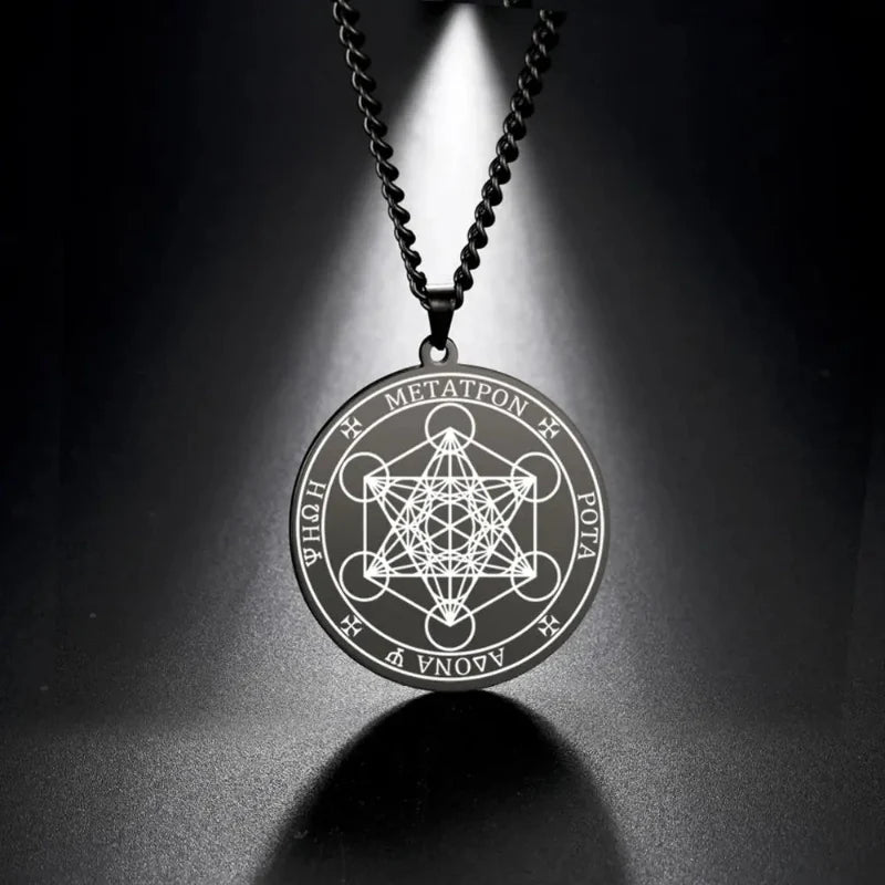 Naszyjnik z zawieszką w kształcie sześcianu Metatron czarny