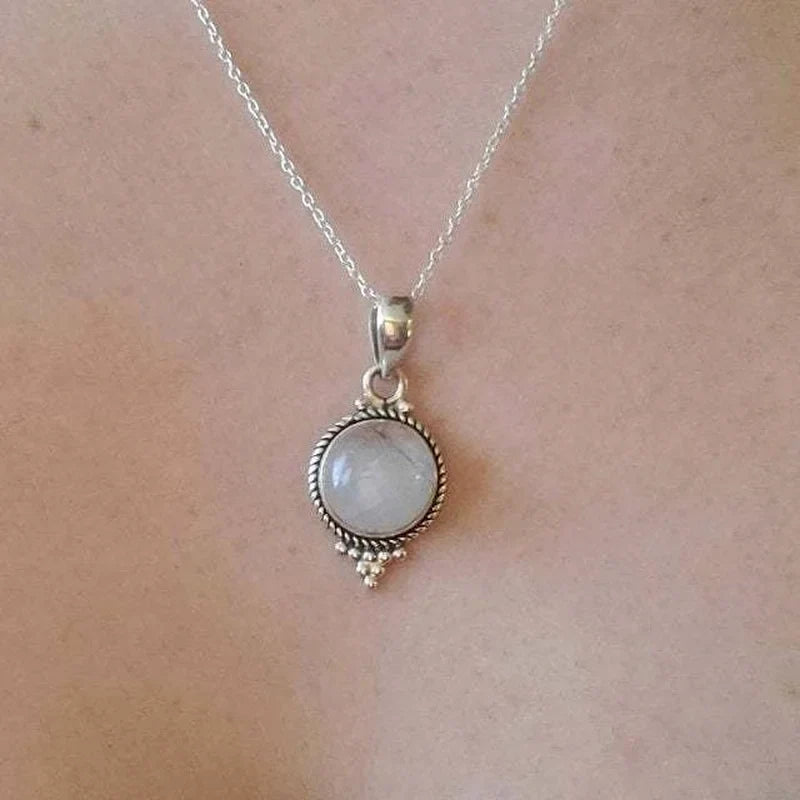 Naszyjnik z zawieszką z kamienia księżycowego w stylu vintage