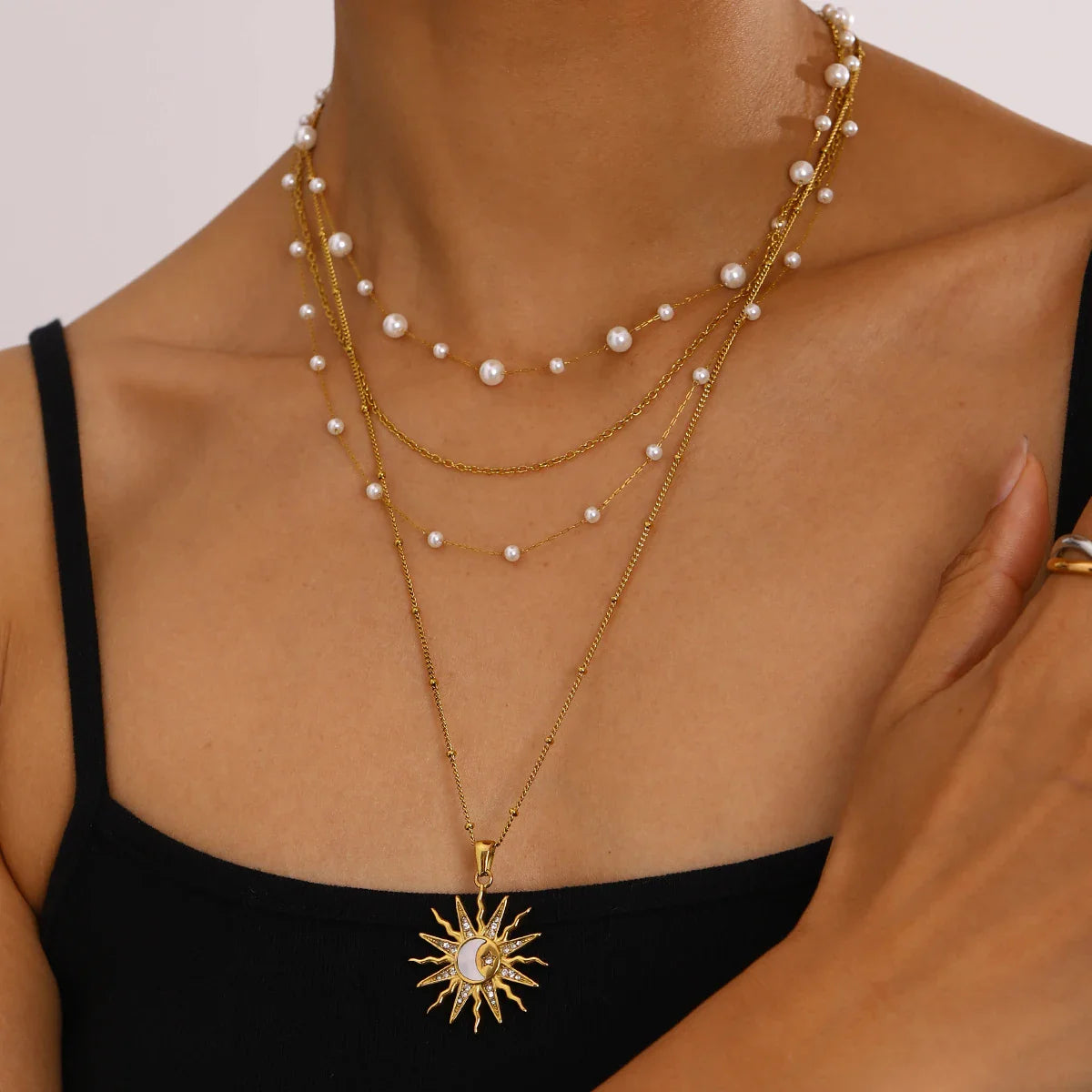 Naszyjnik z uroczym wisiorkiem słońca i księżyca