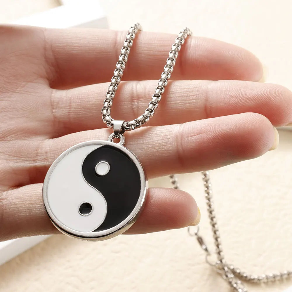 Naszyjnik z zawieszką Yin Yang czarno-białą
