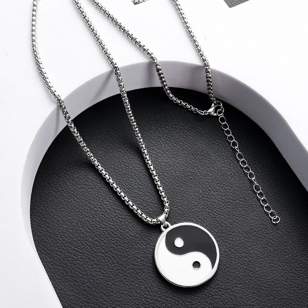Naszyjnik z zawieszką Yin Yang czarno-białą