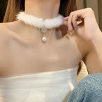 Elegancki naszyjnik typu choker z piór z zawieszką z perłą