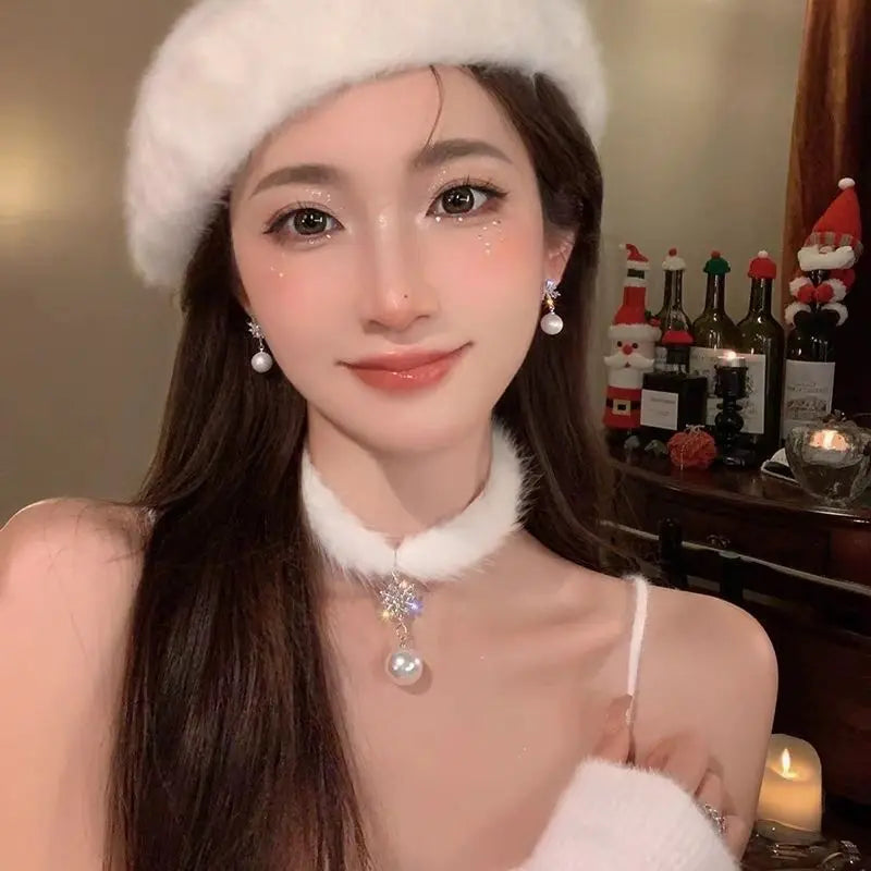 Elegancki naszyjnik typu choker z piór z zawieszką z perłą