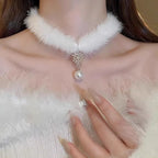 Elegancki naszyjnik typu choker z piór z zawieszką z perłą
