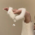 Elegancki naszyjnik typu choker z piór z zawieszką z perłą