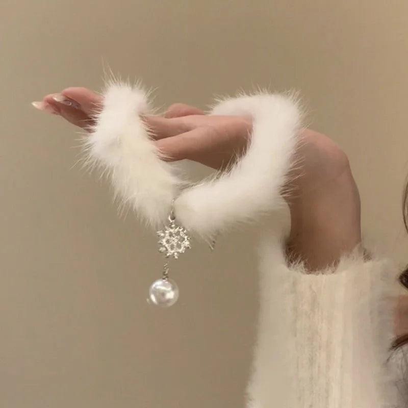 Elegancki naszyjnik typu choker z piór z zawieszką z perłą