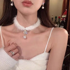 Elegancki naszyjnik typu choker z piór z zawieszką z perłą