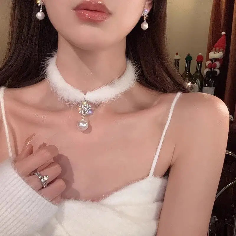 Elegancki naszyjnik typu choker z piór z zawieszką z perłą