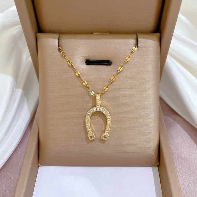 Naszyjnik z zawieszką podkowy, amulet na szczęście