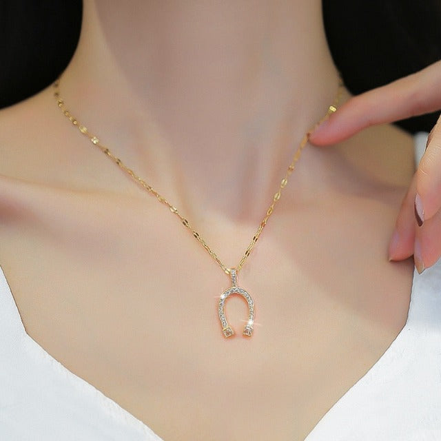 Naszyjnik z zawieszką podkowy, amulet na szczęście