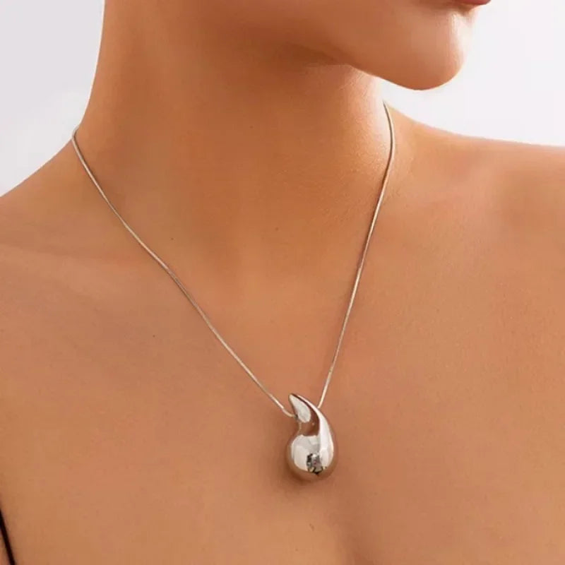 Naszyjnik z zawieszką Duża Elegancka Kropla Wody srebro