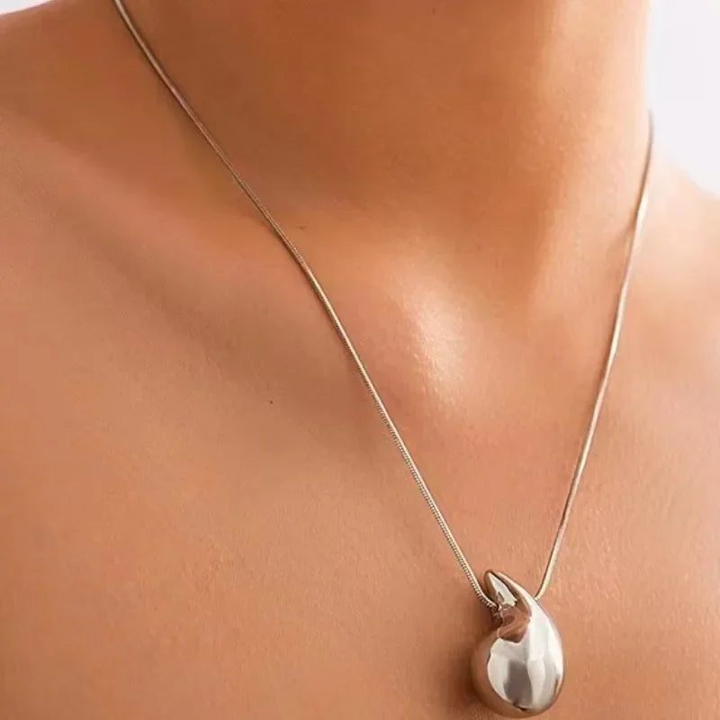 Naszyjnik z zawieszką Duża Elegancka Kropla Wody srebro
