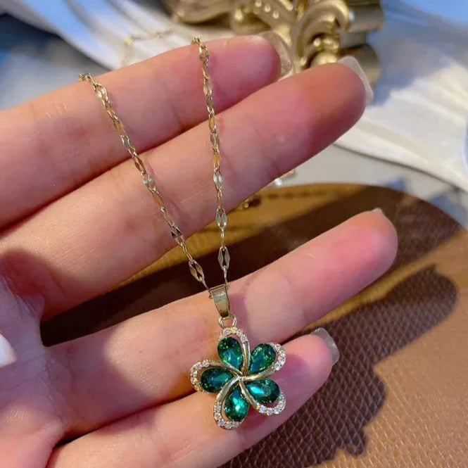 Zielony wisiorek w kształcie kwiatu z 5 płatkami
