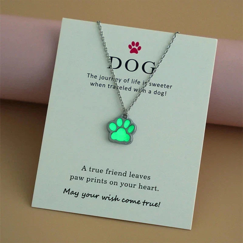 Naszyjnik z zawieszką w kształcie zielonej psiej łapy