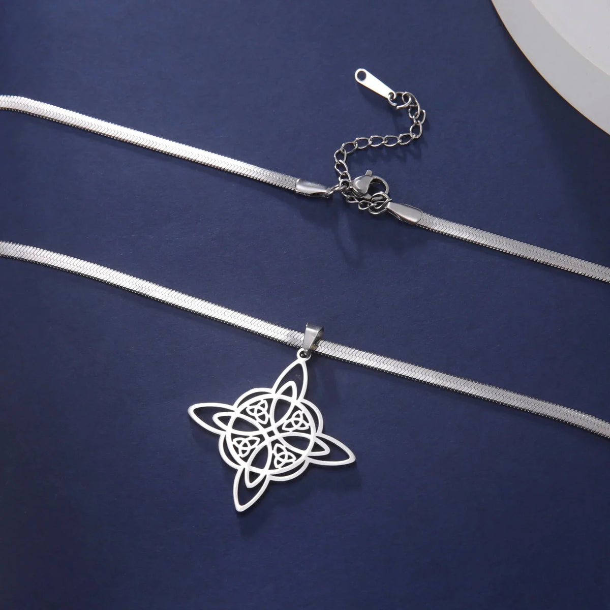Naszyjnik z zawieszką Wicca Węzeł Czarownicy Kobieta Amulet ochronny srebrny