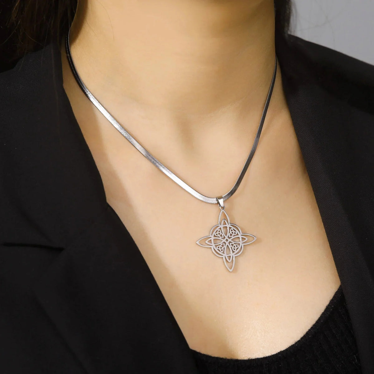 Naszyjnik z zawieszką Wicca Węzeł Czarownicy Kobieta Amulet ochronny srebrny