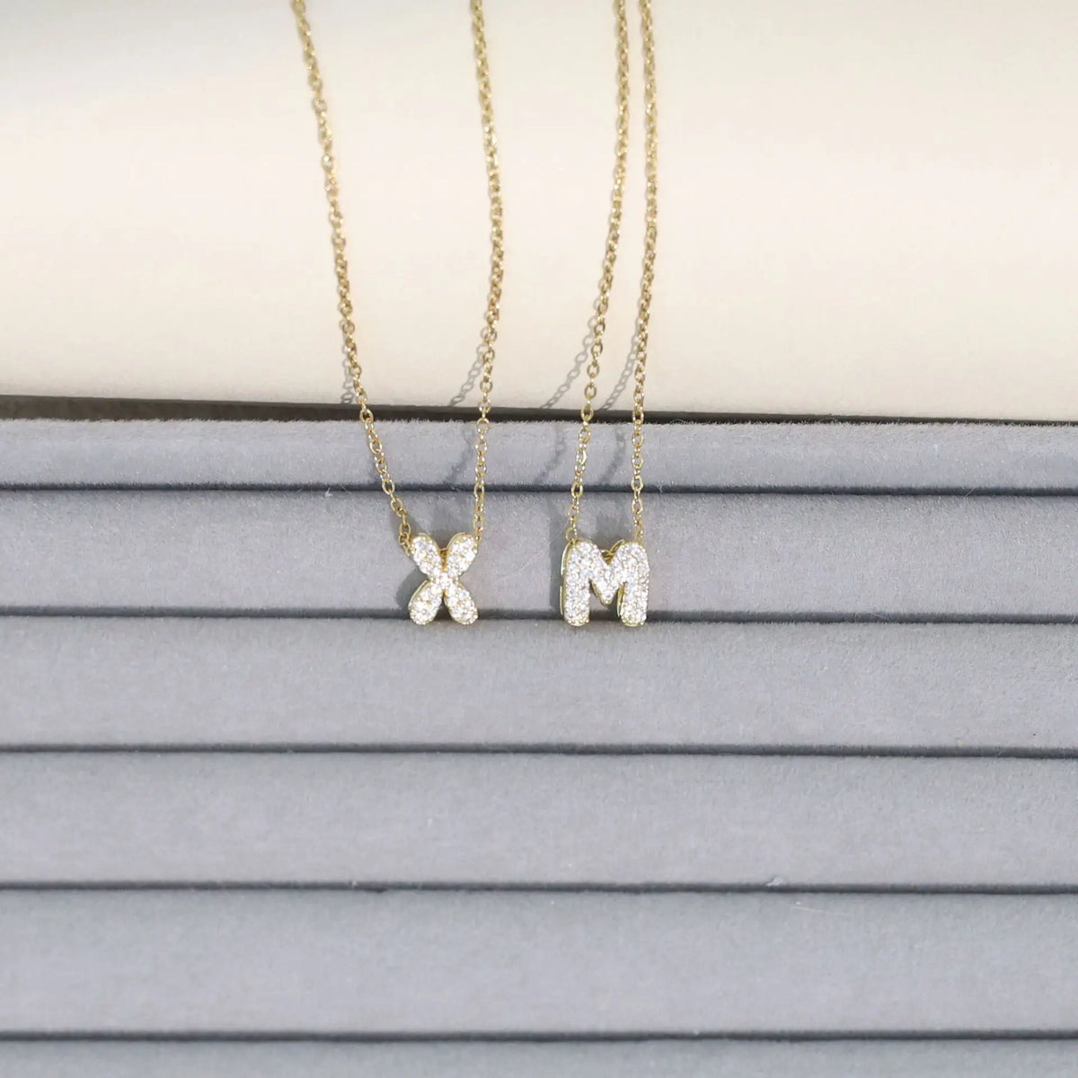 Damski naszyjnik choker z minimalistyczną zawieszką z inicjałem