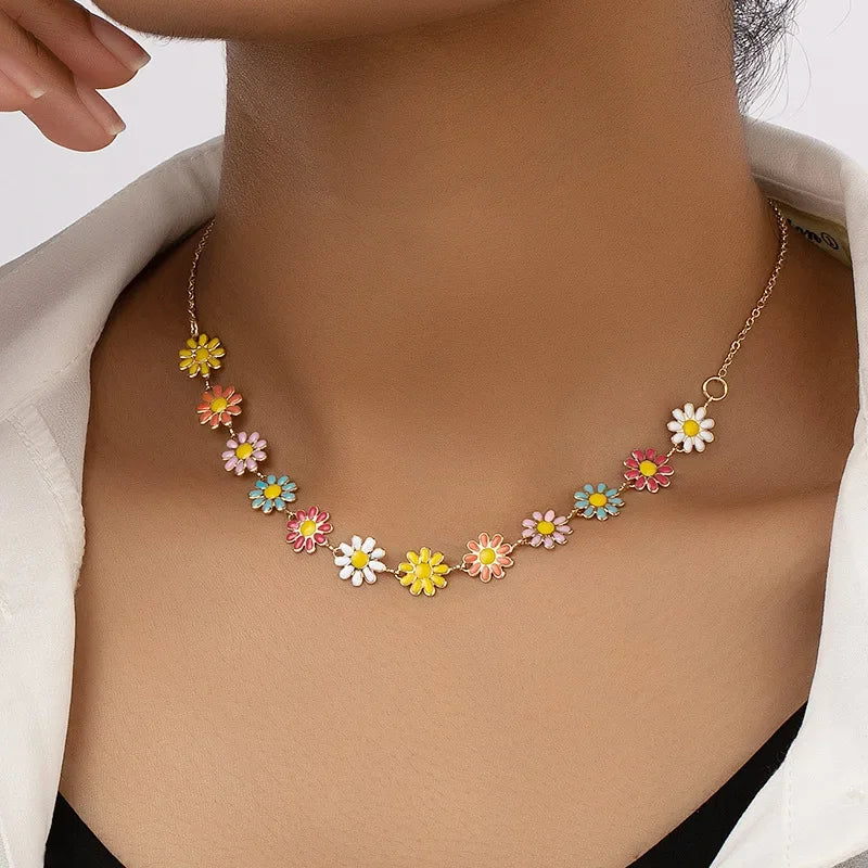 Naszyjnik typu choker z zawieszką w kształcie stokrotek