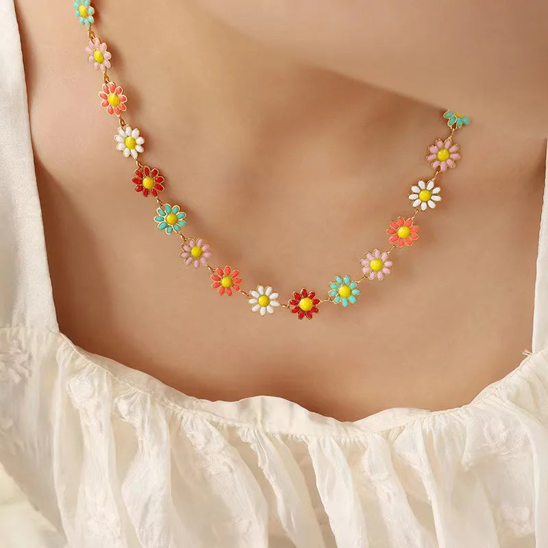Naszyjnik typu choker z zawieszką w kształcie stokrotek