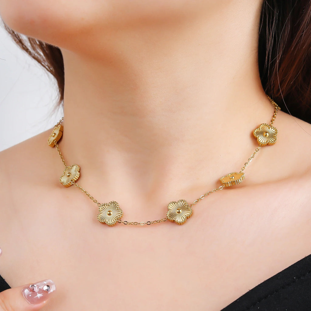 Naszyjnik choker z zawieszkami w kształcie koniczyny o 5 liściach