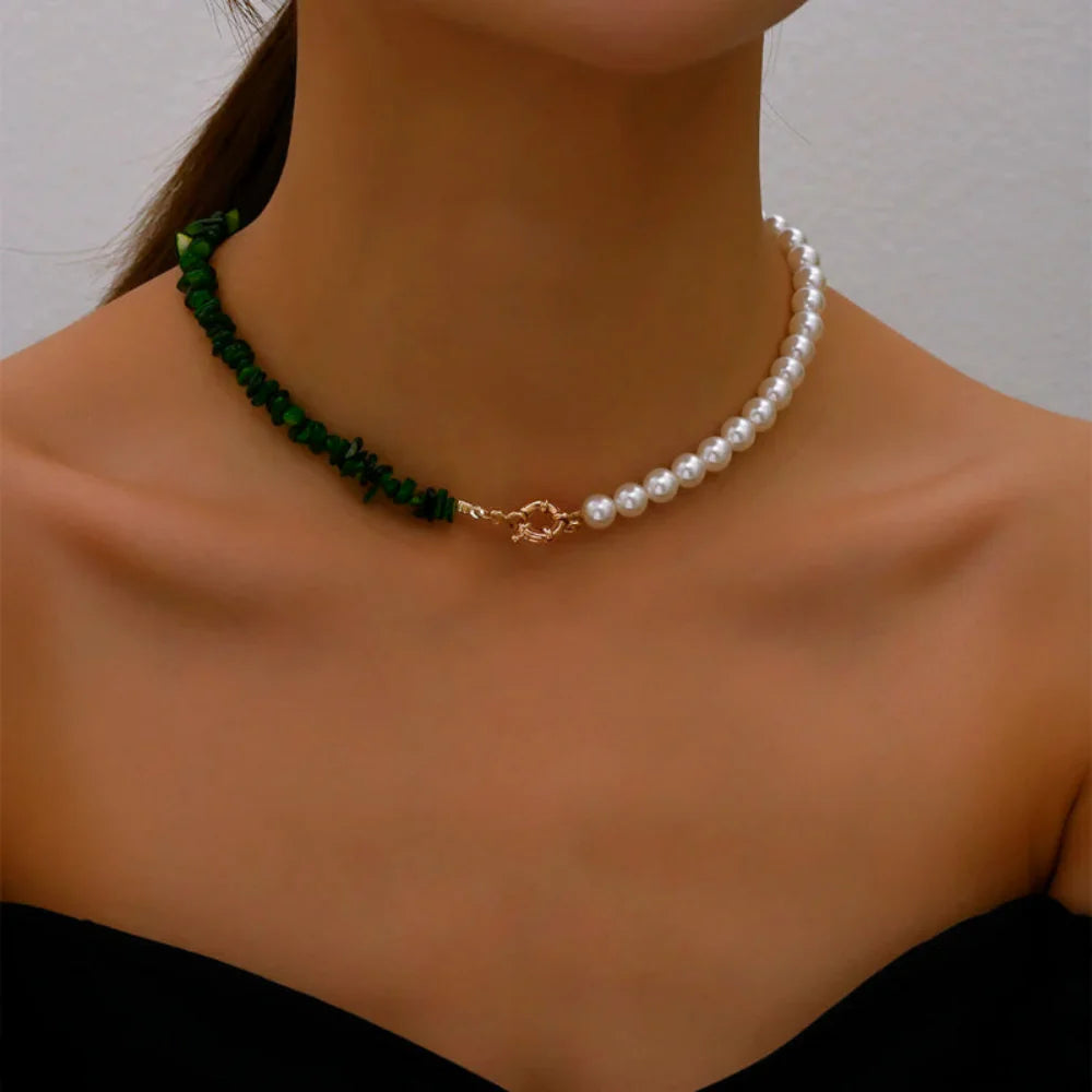 Naszyjnik typu choker ze stylowym wisiorkiem z zielonych pereł