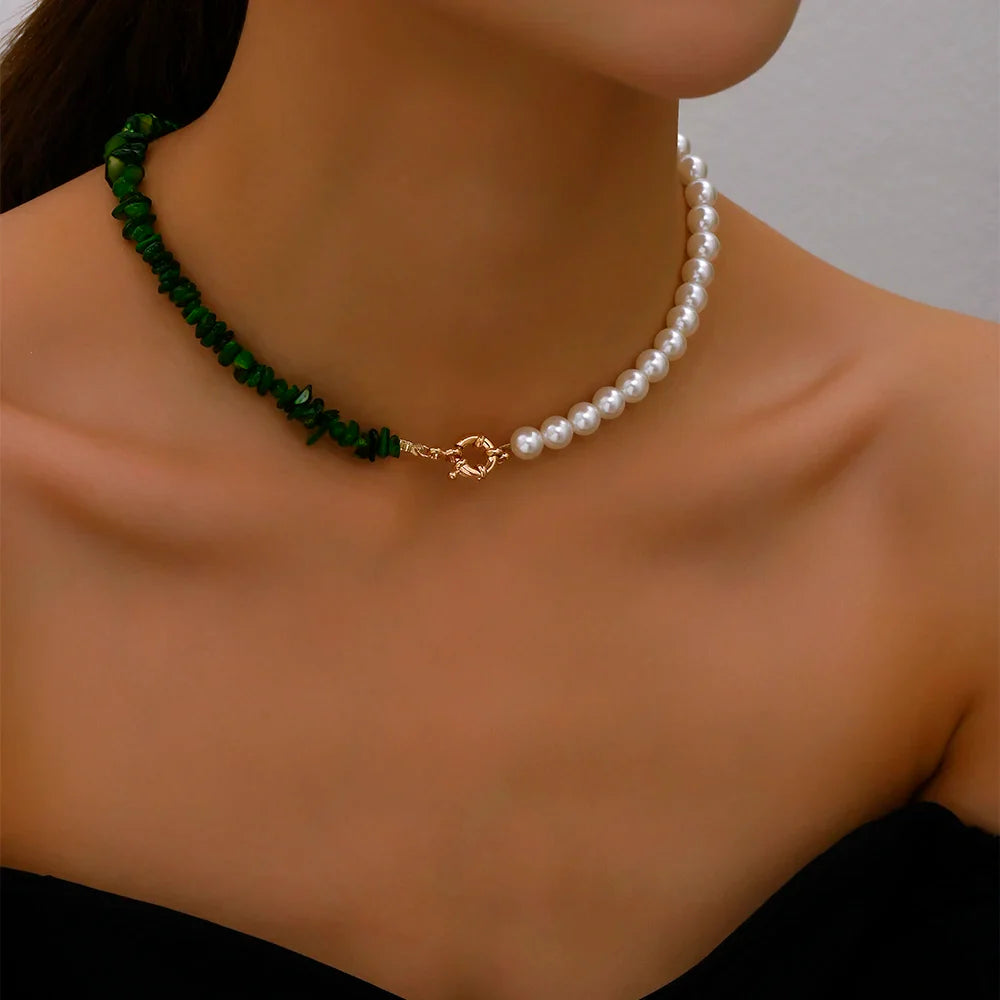 Naszyjnik typu choker ze stylowym wisiorkiem z zielonych pereł