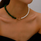 Naszyjnik typu choker ze stylowym wisiorkiem z zielonych pereł