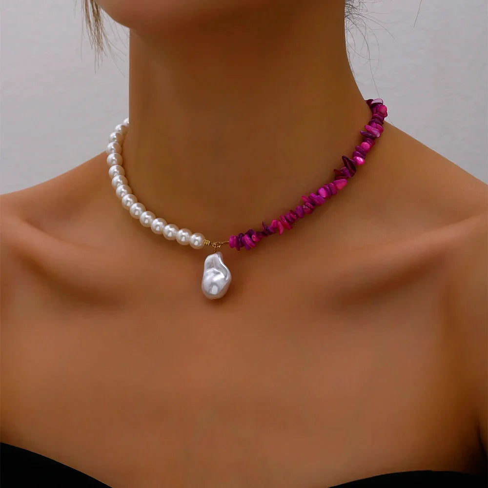 Naszyjnik typu choker ze stylowym wisiorkiem z fioletowych pereł