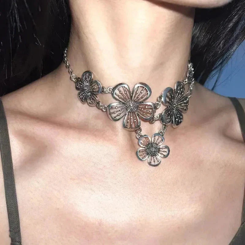 Naszyjnik obroża z wisiorkiem dużych kwiatów o 5 płatkach