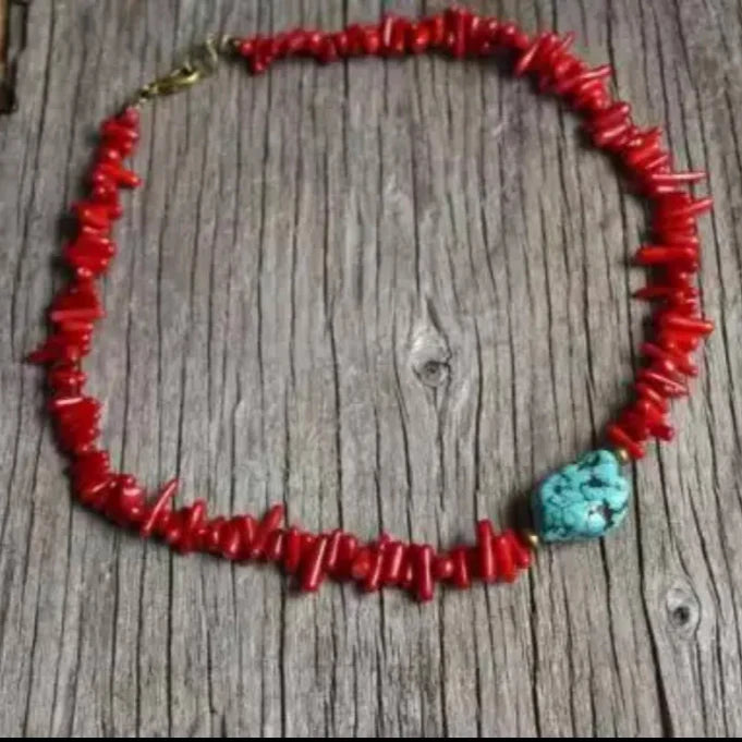 Naszyjnik choker z zawieszkami z kamienia i koralu