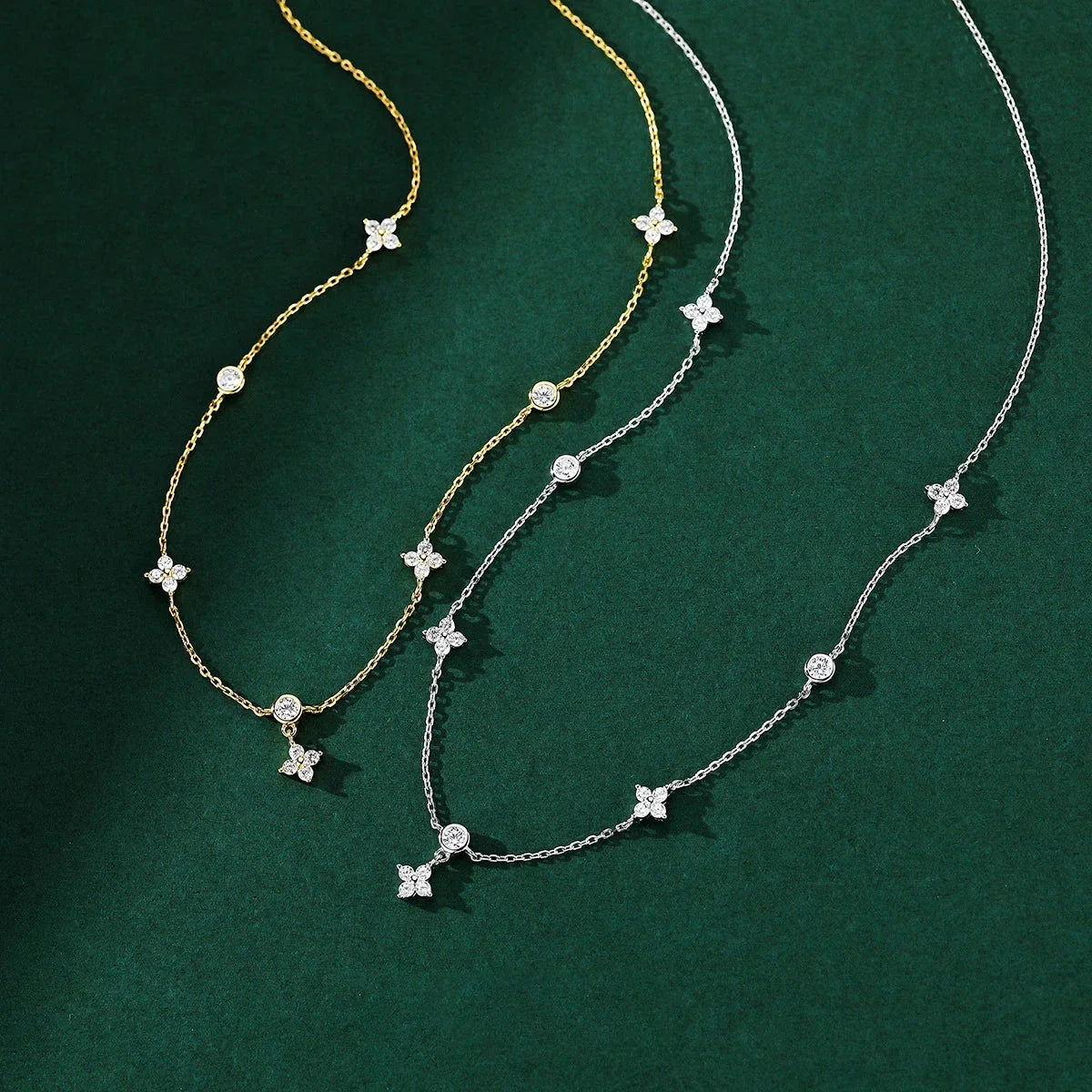Naszyjnik typu choker z zawieszką w kształcie kwiatu z cyrkonią w kolorze srebra