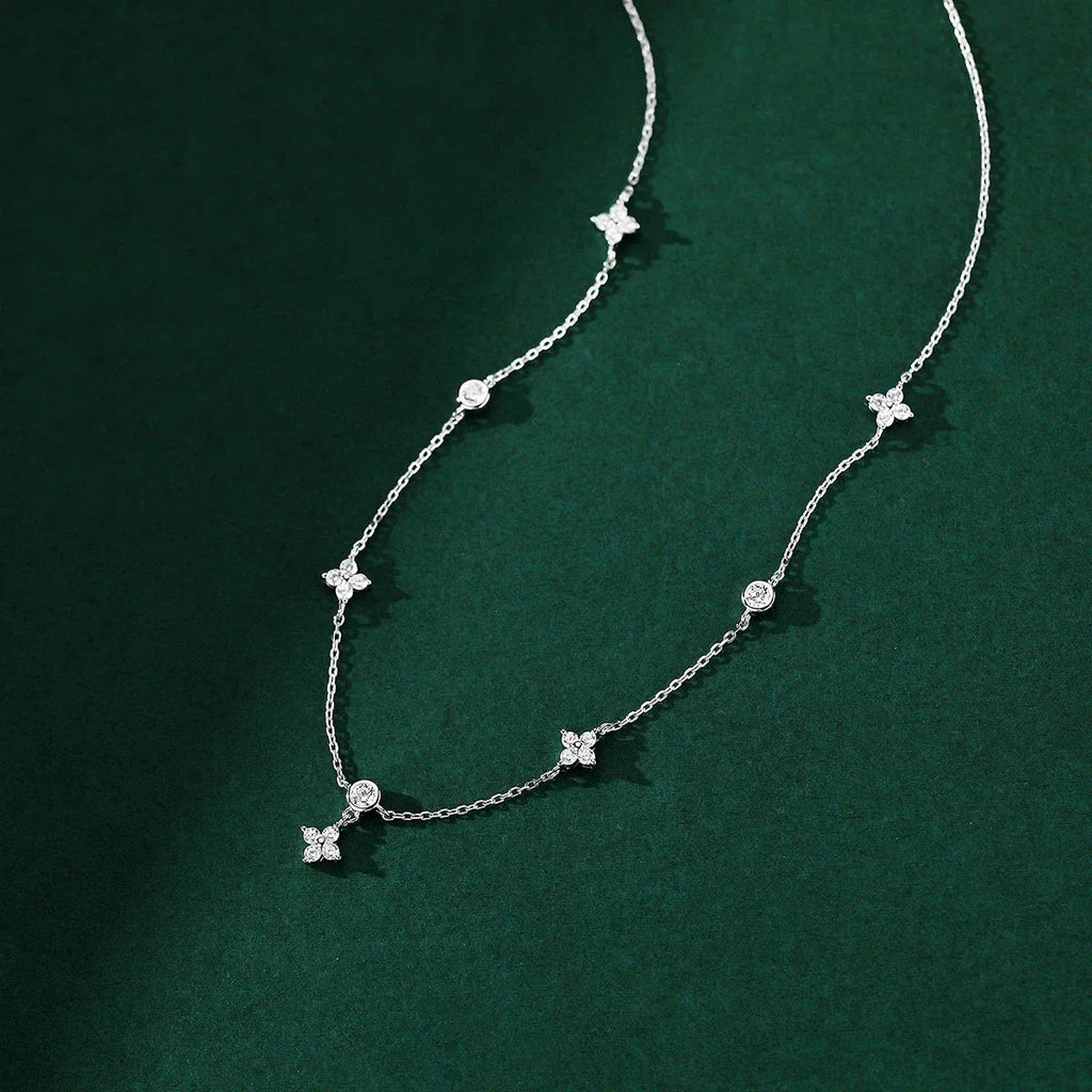 Naszyjnik typu choker z zawieszką w kształcie kwiatu z cyrkonią w kolorze srebra