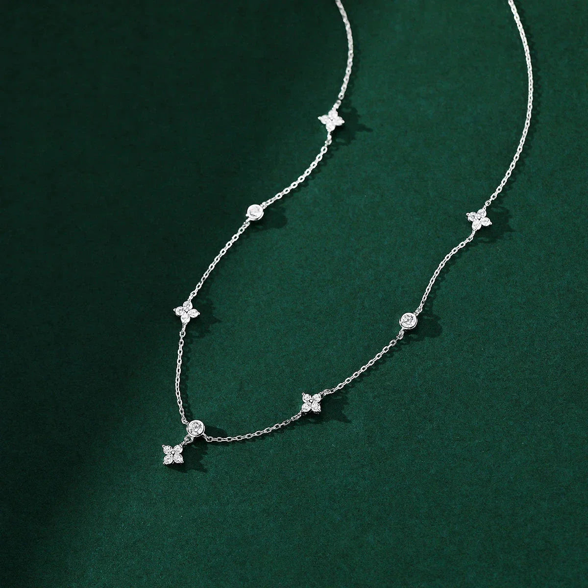 Naszyjnik typu choker z zawieszką w kształcie kwiatu z cyrkonią w kolorze srebra