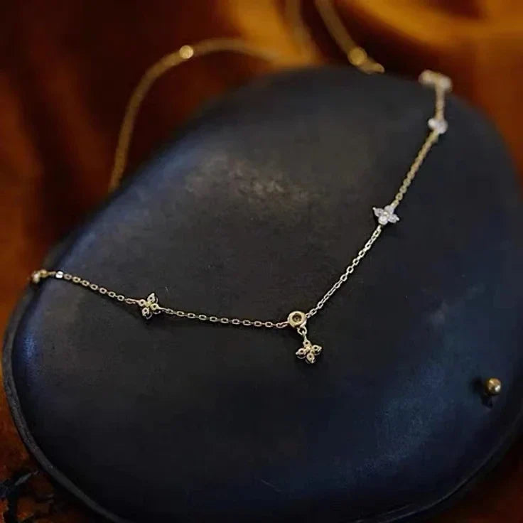 Naszyjnik typu choker z zawieszką w kształcie kwiatu z cyrkonią w kolorze srebra